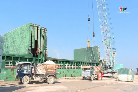 Bố trí lực lượng trực đảm bảo thông quan hàng hóa dịp Tết