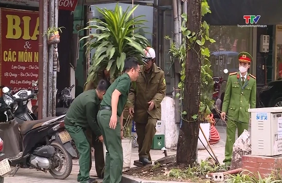 Ra quân giải tỏa chợ "tạm", chợ "cóc"