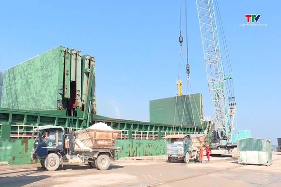 Bố trí lực lượng trực đảm bảo thông quan hàng hóa dịp Tết