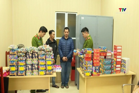 Khởi tố, bắt tạm giam 3 đối tượng mua bán, tàng trữ trái phép hơn 500 kg pháo nổ
