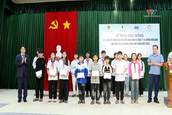 Trao quỹ khuyến học cho học sinh, sinh viên có hoàn cảnh khó khăn