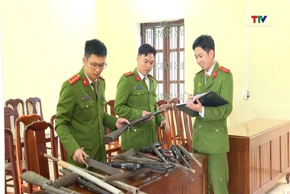 Tự giác giao nộp, tố giác vi phạm về vũ khí, vật liệu nổ và pháo