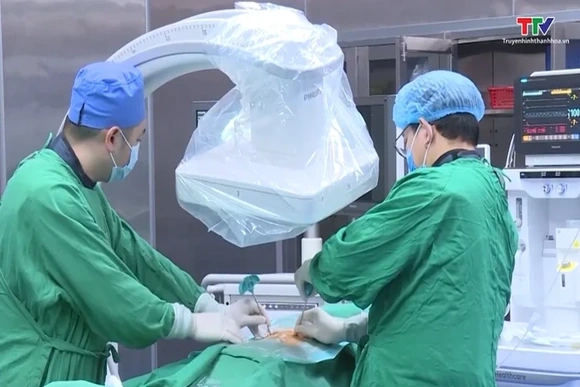 Trên 1.200 bệnh nhân được phẫu thuật hình thân đốt sống bằng bơm xi măng sinh học
