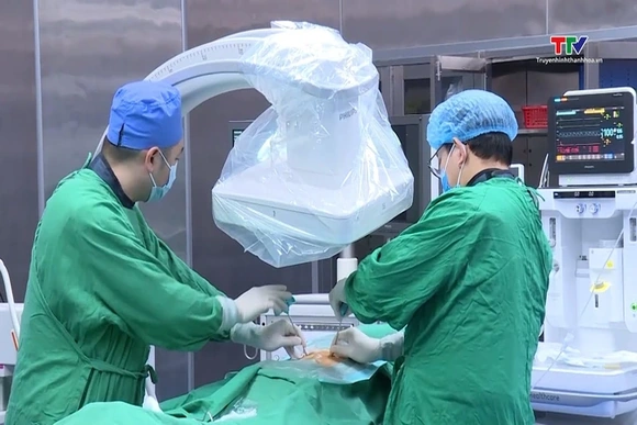 Trên 1.200 bệnh nhân được phẫu thuật hình thân đốt sống bằng bơm xi măng sinh học