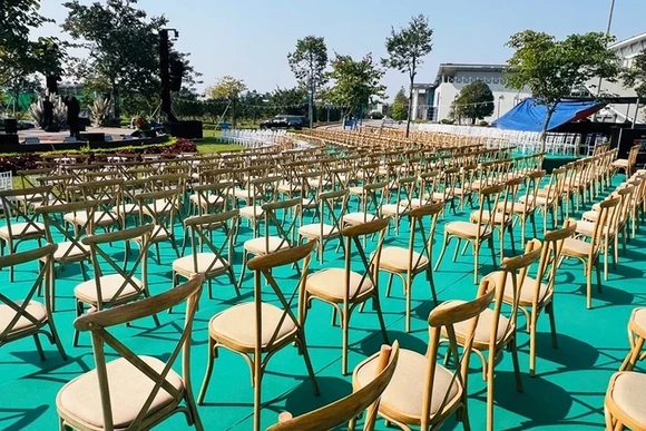 Thời tiết thật là ấm áp, quý vị đừng quên lịch hẹn tối nay với Đêm nhạc bên hồ nhé.