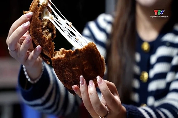 Food tour đêm đông Sức hút từ những món ăn bình dị giữa lòng phố thị