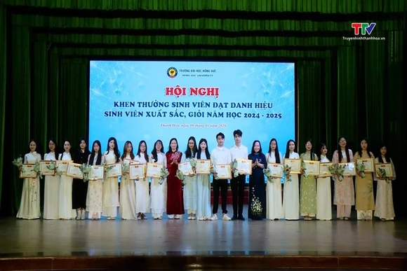 Trường Đại học Hồng Đức khen thưởng sinh viên