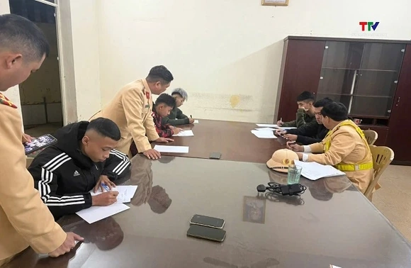 Xử phạt nhóm thanh thiếu niên điều khiển xe máy lạng lách trong đêm