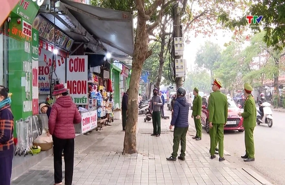 Ra quân lập lại trật tự công cộng trước cổng bệnh viện