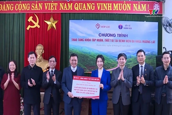 Trao tặng trang thiết bị và gói tập huấn cho Bệnh viện Đa khoa Mường Lát
