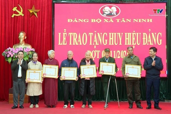 Đảng ủy xã Tân Ninh tổ chức trao tặng Huy hiệu Đảng