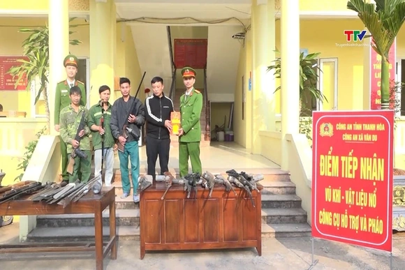 Công an xã Vân Du vận động giao nộp vũ khí, pháo
