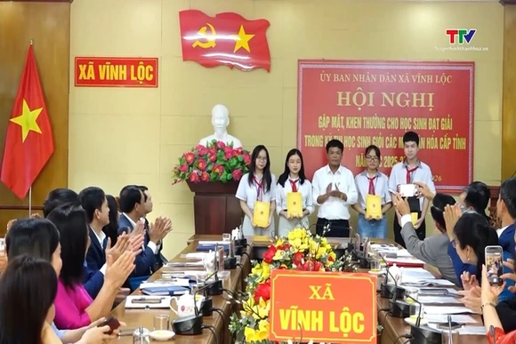 Xã Vĩnh Lộc khen thưởng học sinh đạt thành tích cao