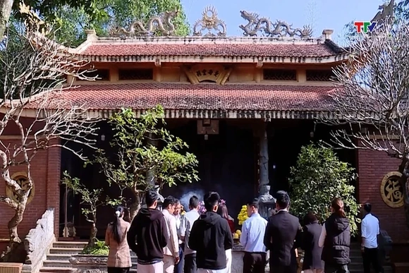 Hàng trăm người dân đổ về Đền Nưa - Am Tiên trong ngày đầu mở cửa trở lại