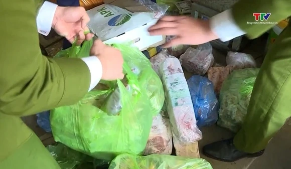 Tiêu hủy 154 kg thực phẩm không rõ nguồn gốc xuất xứ và thực phẩm nhập lậu