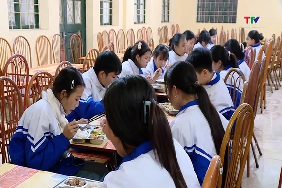 Tiếp sức cho học sinh vùng khó khăn đến trường