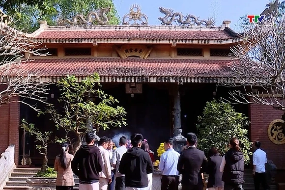 Hàng trăm người dân đổ về Đền Nưa - Am Tiên trong ngày đầu mở cửa trở lại