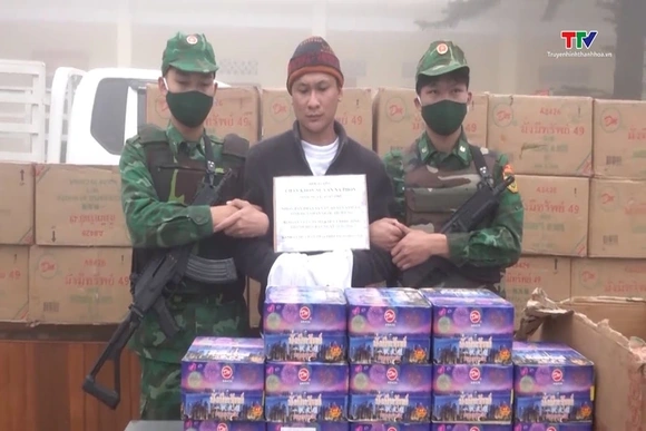 Bắt giữ đối tượng người Lào vận chuyển hơn 1 tấn pháo hoa nổ từ Lào về Việt Nam tiêu thụ