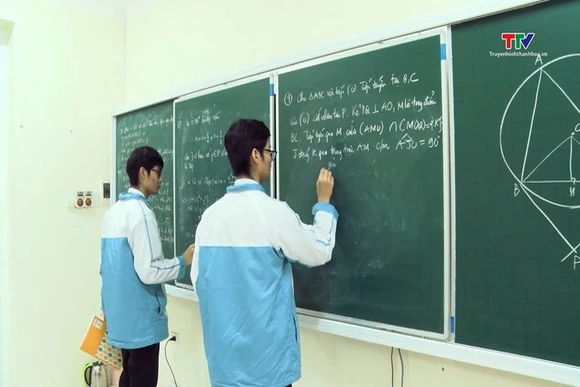 Anh em sinh đôi và hành trình chinh phục Toán học