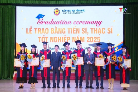 Trường Đại học Hồng Đức trao bằng tiến sĩ và thạc sĩ năm 2025