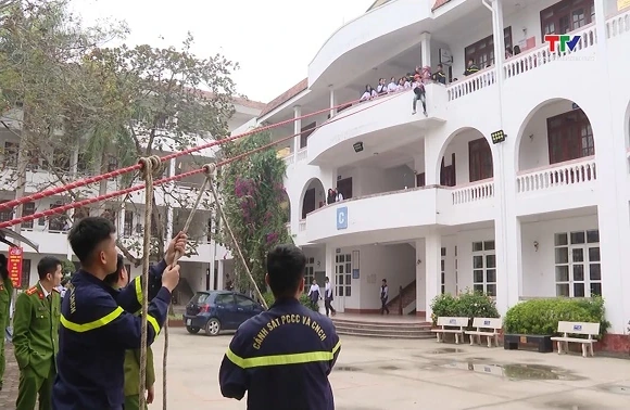 Hơn 2.100 người dân tham gia trải nghiệm, thực hành chữa cháy và thoát nạn khi có cháy