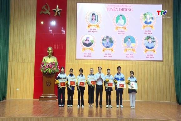 Xã Hậu Lộc khen thưởng giáo viên, học sinh đạt thành tích xuất sắc