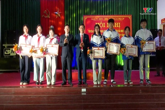 Xã Thọ Lập khen thưởng học sinh đạt thành tích xuất sắc trong kỳ thi học sinh giỏi cấp tỉnh