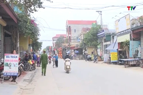 Công an các xã giải toả lấn chiếm hành lang giao thông