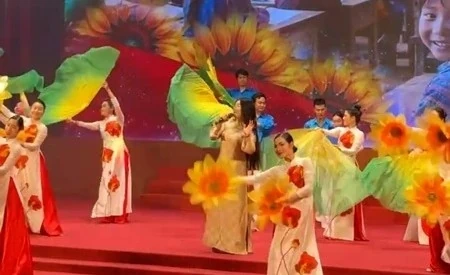 Sẵn sàng Lễ tuyên dương và trao thưởng cho cho học sinh, giáo viên có học sinh đoạt HSG QG