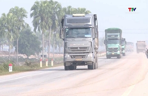 Siết chặt kiểm soát phương tiện vận chuyển đất trên quốc lộ 47B