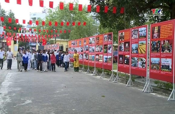 Khai mạc Trưng bày chuyên đề "Đảng Cộng sản Việt Nam - Dấu ấn qua các kỳ Đại hội"