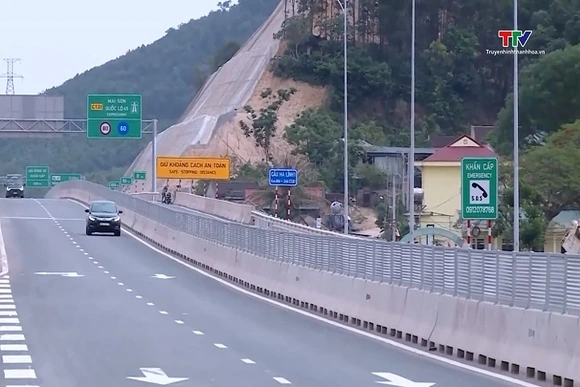 Cảnh báo mất an toàn giao thông do nổ lốp xe trên cao tốc