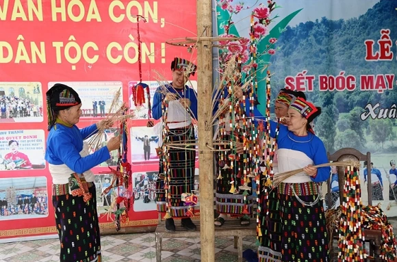 Rộn ràng đón lễ hội Sết Boóc Mạy