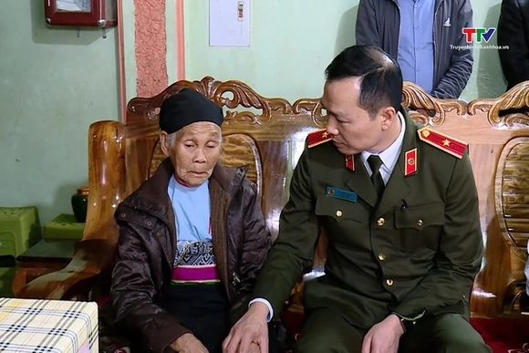 Giám đốc Công an tỉnh thăm, tặng quà Tết tại xã Ngọc Lặc
