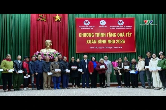 Trao quà Tết cho người khuyết tật, trẻ mồ côi và người nghèo tại xã Xuân Du, Hợp Tiến