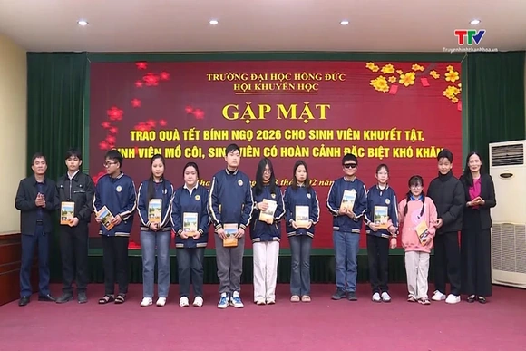 Trường Đại học Hồng Đức trao quà cho sinh viên mồ côi khuyết tật và có hoàn cảnh khó khăn