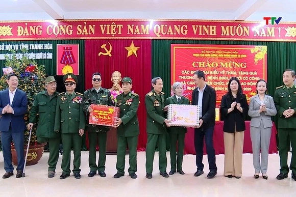 Phó Bí thư Tỉnh ủy Trịnh Tuấn Sinh thăm, tặng quà Tết tại các địa phương