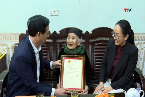 Phó trưởng đoàn đại biểu Quốc hội Mai Văn Hải kiểm tra tình hình đời sống sản xuất tại các xã Thiết 