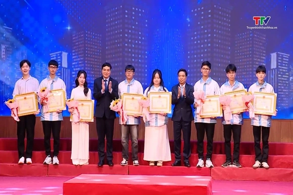 Tuyên dương, trao thưởng cho học sinh và giáo viên có học sinh đoạt giải quốc gia THPT năm học 2025 