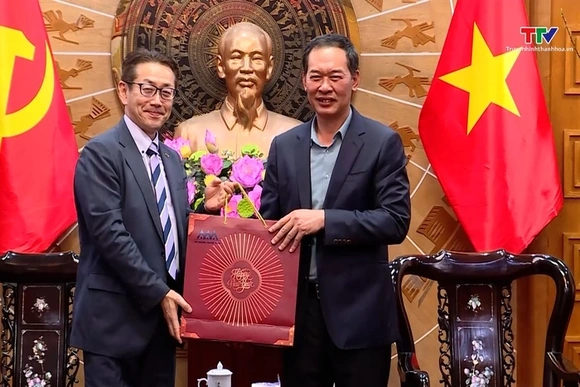 Phó Bí thư Tỉnh ủy Trịnh Tuấn Sinh tiếp lãnh đạo Công ty Xi măng Nghi Sơn