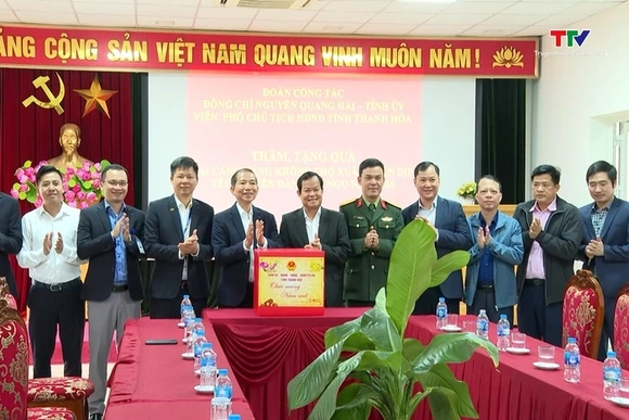 Phó Chủ tịch Hội đồng Nhân dân tỉnh Nguyễn Quang Hải thăm, chúc Tết gia đình chính sách và các đơn v