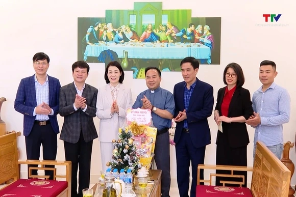 Phó Chủ tịch thường trực Ủy ban Mặt trận Tổ quốc tỉnh Đỗ Thị Toán thăm, tặng quà tại 2 xã Thọ Lập, S