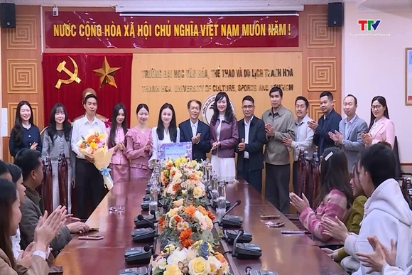 Thăm, tặng quà lưu học sinh Lào nhân dịp Tết Nguyên đán Bính Ngọ
