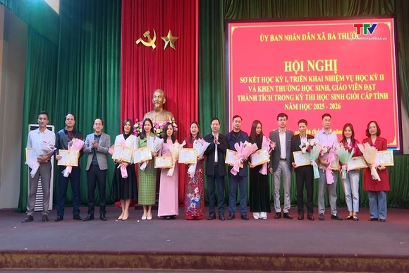 Xã Bá Thước khen thưởng học sinh và giáo viên đạt thành tích cấp tỉnh