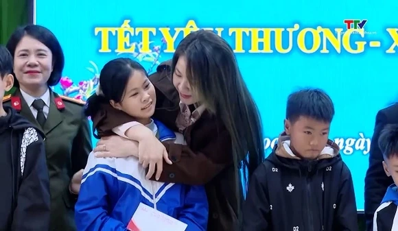 Xuân ấm từ những vòng tay mẹ đỡ đầu