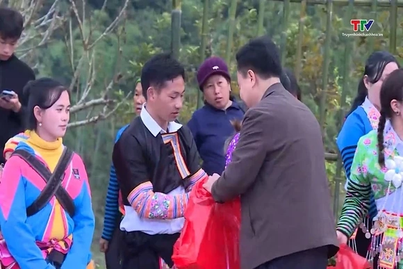 Chung tay đón Tết – Gắn kết bản Mông