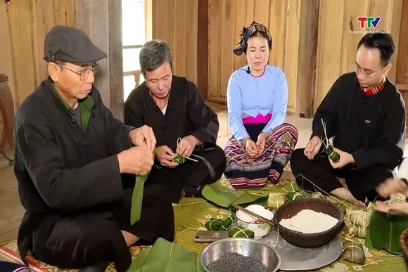 Rộn ràng Tết bản Thái
