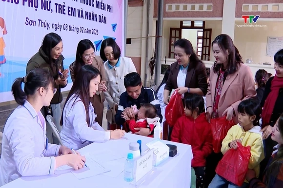 “Tết sẻ chia - Ấm tình dân bản” đến với phụ nữ, trẻ em vùng biên