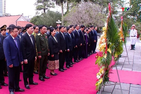 Đoàn cấp cao 2 tỉnh Thanh Hóa - Hủa Phăn dâng hương Anh hùng dân tộc Lê Lợi, Chủ tịch Hồ Chí Minh và