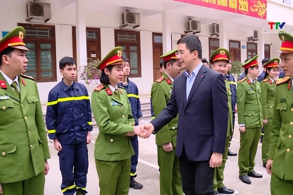 Phó Bí thư Thường trực Tỉnh ủy Nguyễn Hồng Phong kiểm tra việc thực hiện nhiệm vụ và chúc Tết một số